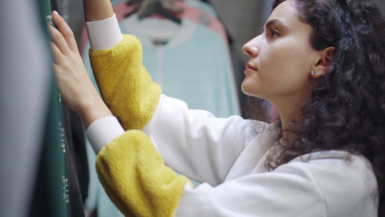 mujer comprando ropa en una tienda