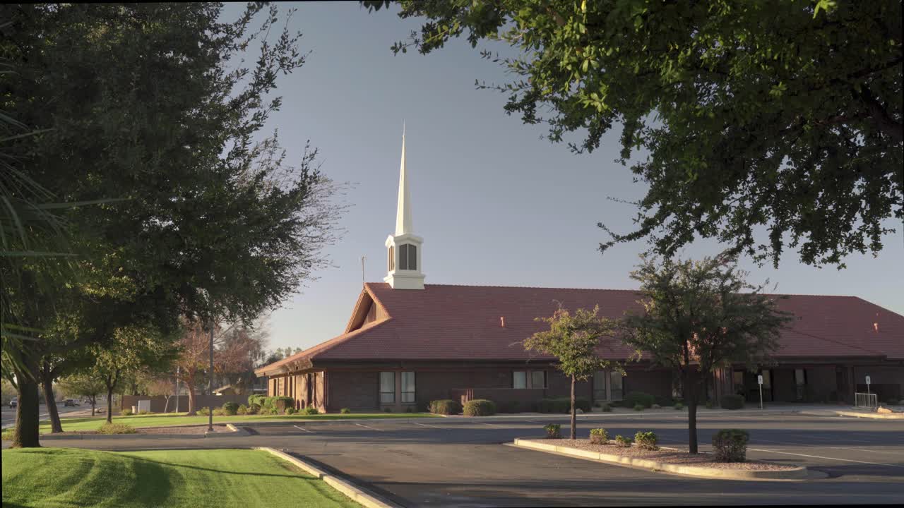 황금빛 아침 햇살에 작은 몰몬 교회 건물