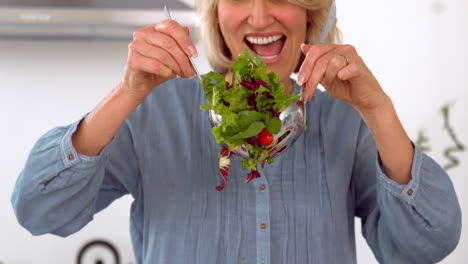 Frau-Bereitet-Gesunden-Salat-Zu