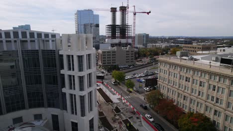 Drohne-In-Der-Innenstadt-Von-Nashville,-Die-Baustellen-Und-Kräne-Zeigt