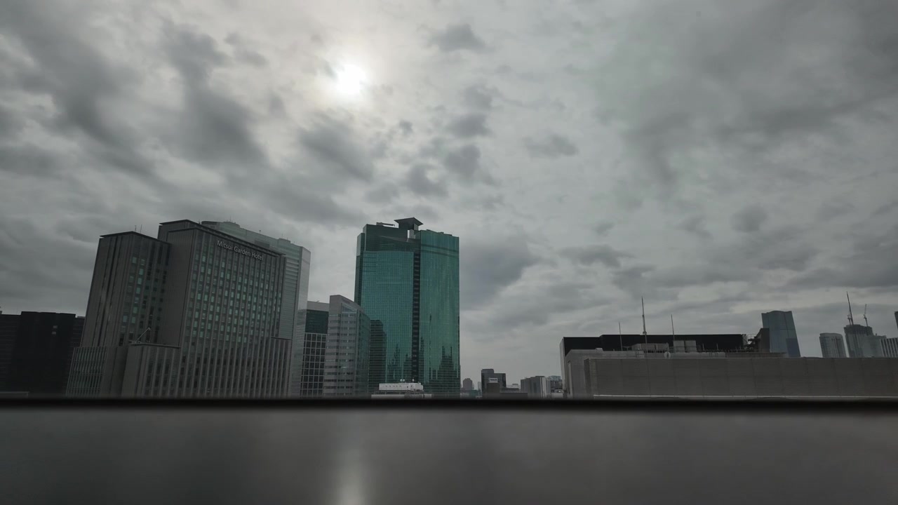 Un time-lapse de izquierda a derecha mostrando los tejados de Ginza con el ajetreo y bullicio de Tokio sutilmente de fondo.