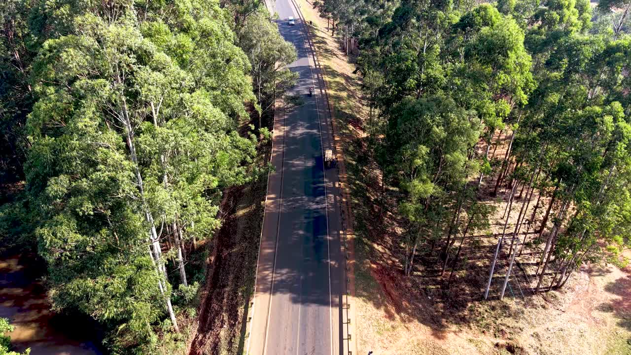 Dårlige landeveje i landlige Kenya, gårde langs vejkanten, forurenet flod, biler kører på landeveje i Kenya