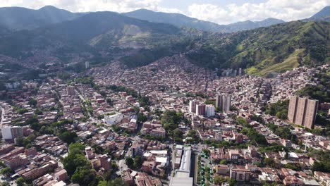 Atemberaubende-Luftaufnahme-Der-Comuna-13-Im-Tal-Von-Medellín,-Kolumbien