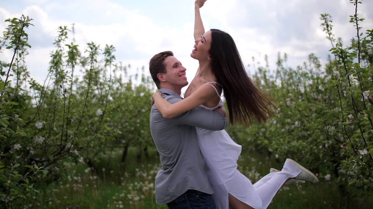 Joven pareja romántica disfrutando del ocio en un huerto