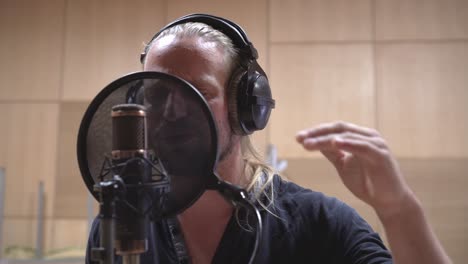 vista frontal del hombre cantante, filtro pop y cierre de micrófono