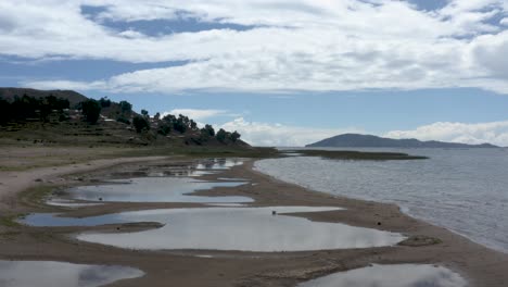vista aérea baja de una hermosa playa en el lago titicaca