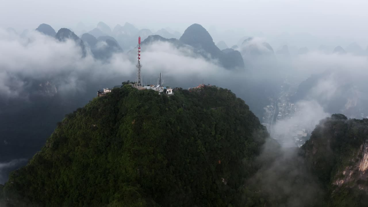 yangshuo montañas 4k drone dando vueltas alrededor de la torre de televisión torre de comunicación de radio