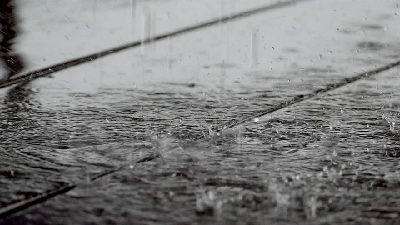 Heavy rain on water shooting with high speed camera