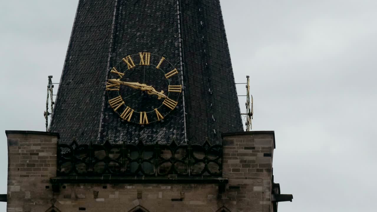 временный промежуток облаков, движущихся за заброшенной церковью.