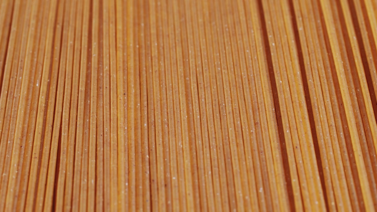 Primo piano di spaghetti crudi disposti in parallelo
