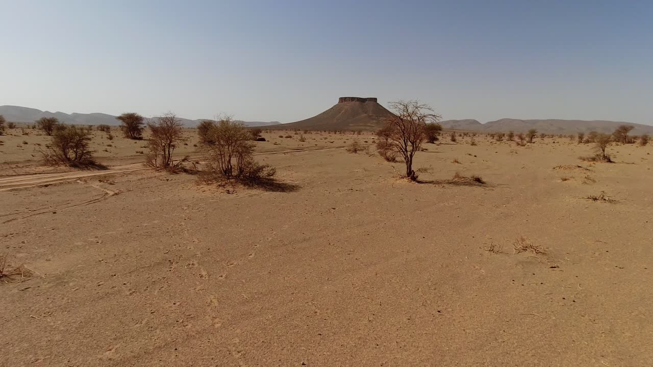 cabalgando por las arenas del desierto del sahara en marruecos hacia un butte