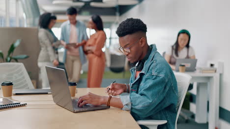 Planificación-De-Inicio,-Computadora-Portátil-Y-Hombre-Negro