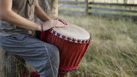 El-Baterista-Toca-Un-Ritmo-Africano-Fácil-En-Un-Tambor-De-Mano