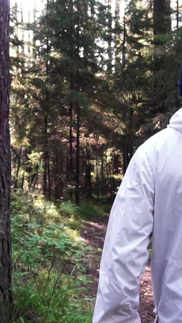 persona haciendo senderismo en un bosque