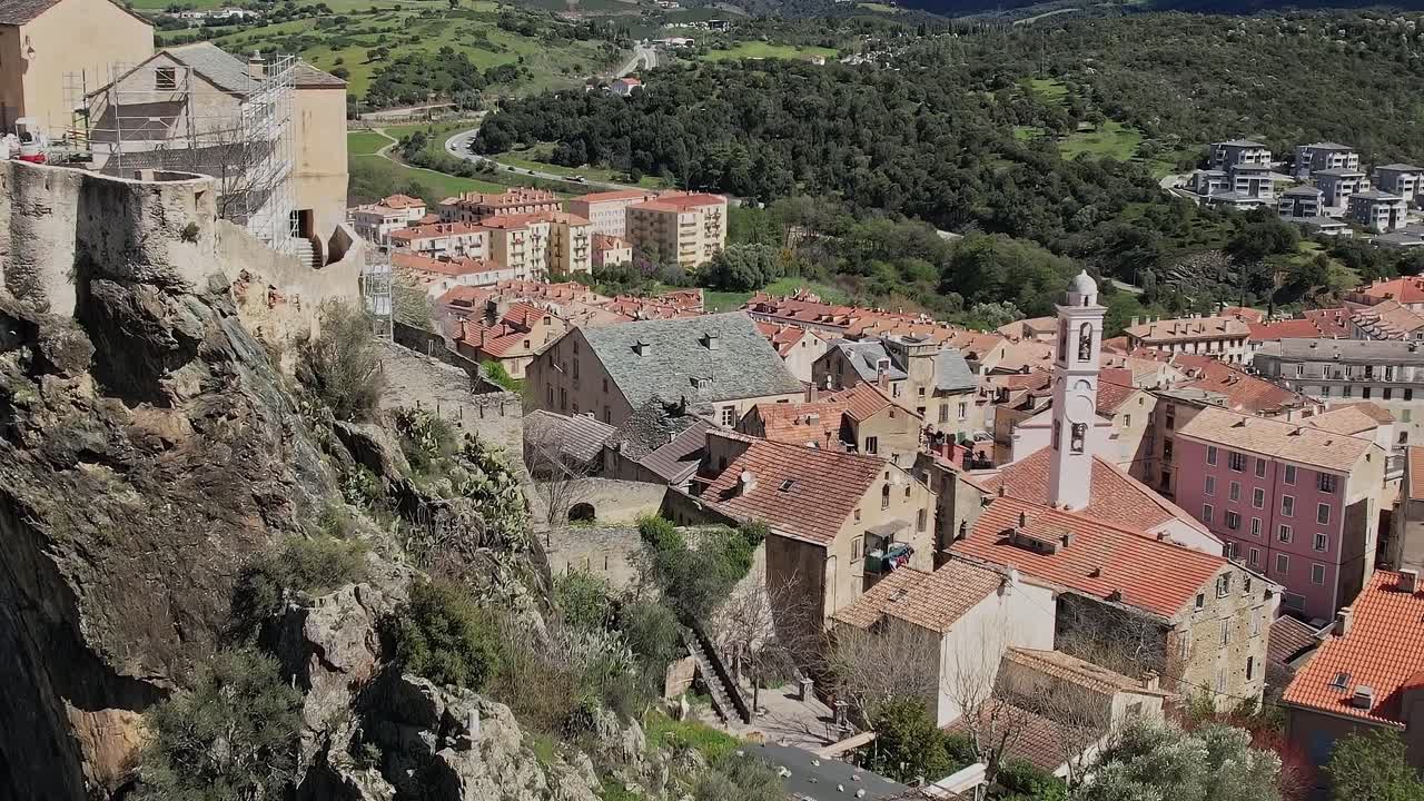 Esplorare un villaggio in Corsica, Francia, con edifici e natura