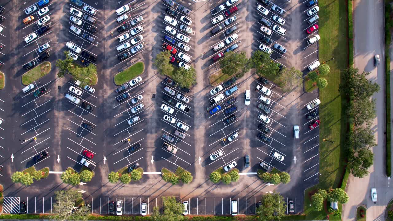 vista aérea de un estacionamiento completo