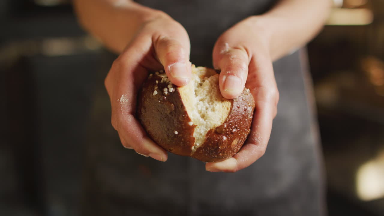 animación de las manos de una panadera asiática abriendo un rollo recién horneado