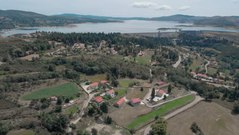 Vista-Panorámica-De-Una-Presa-En-El-Norte-De-Portugal