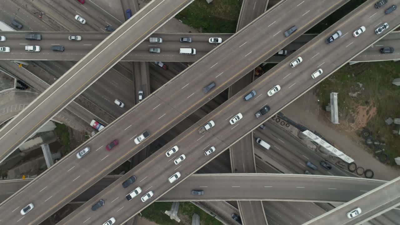 이 동영상은 텍사스 주 휴스턴의 고속도로에서 러시아워 교통 체증의 저속 촬영에 관한 것입니다.