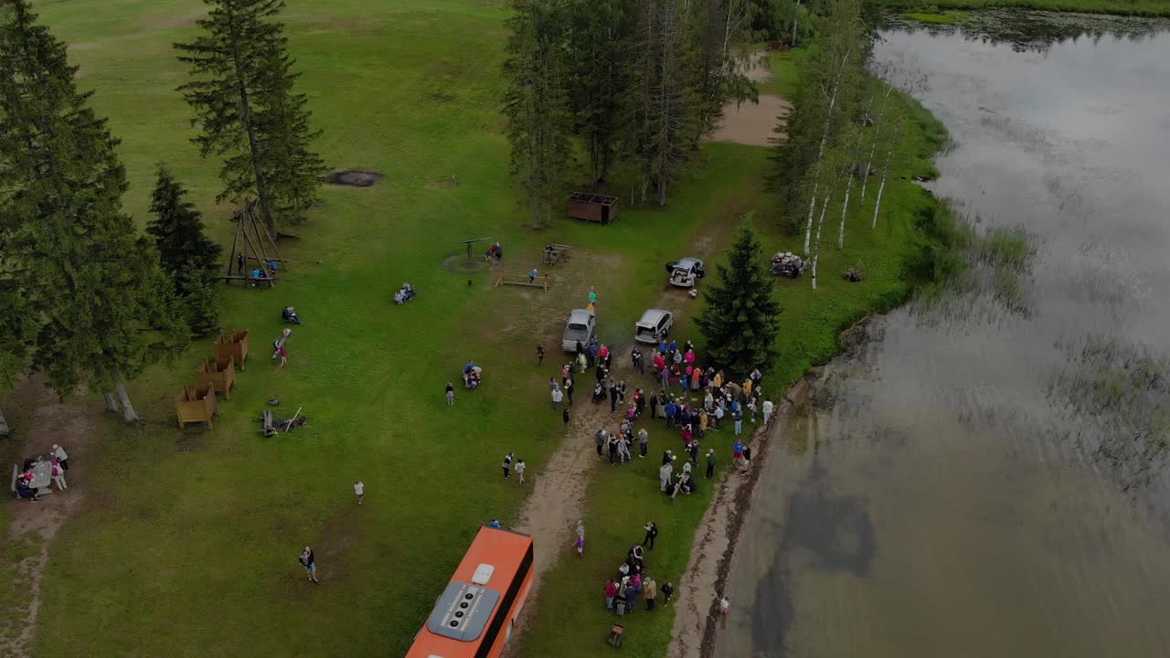 drone volando sobre un picnic al aire libre en grupo cerca de un lago