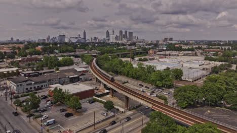 Atlanta,-Georgia,-Luftaufnahme-Des-V932-Überflugs-über-Das-Westende-Und-Den-Adair-Park-In-Richtung-Castleberry-Hill,-Aufnahme-Des-Fahrenden-Zugs,-Des-Autobahnverkehrs-Und-Der-Stadtlandschaft-Im-Süden-Und-In-Der-Innenstadt-–-Aufgenommen-Mit-Mavic-3-Pro-Cine-–-Mai-2023