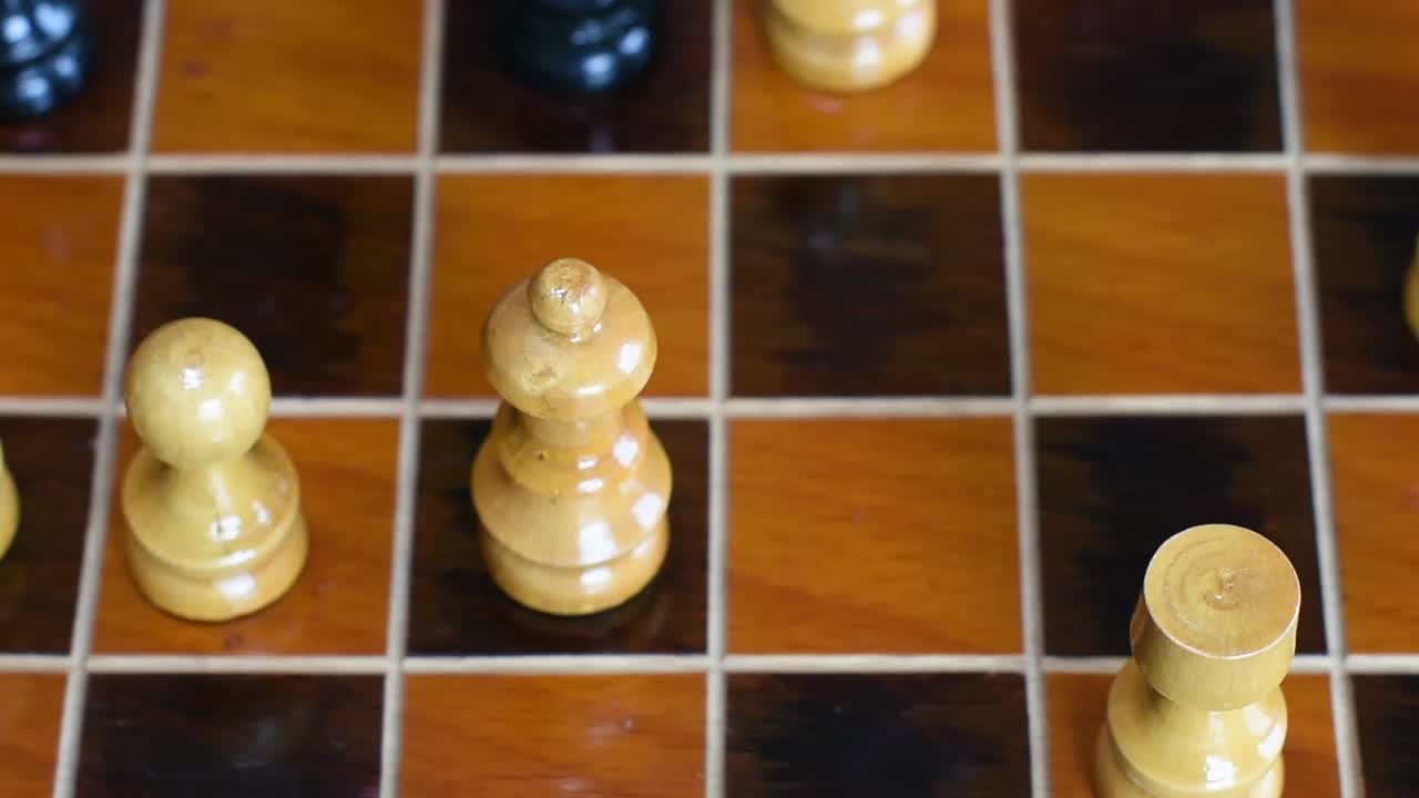 checkmate.tablero de ajedrez de madera y piezas de ajedrez de madera. ajedrez