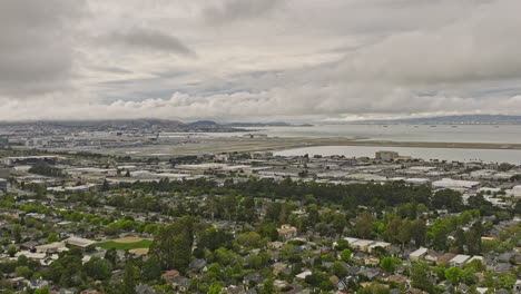 vista panorámica aérea v2 de burlingame california que captura el encantador vecindario de easton además con calles arboladas, aeropuerto sfo con vistas a la bahía de san francisco - filmado con cine mavic 3 - junio de 2022