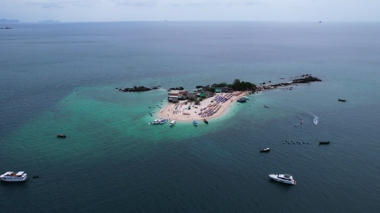 Ripresa panoramica con drone che circonda l'isola di Koh Khai Nai (Ko Khai Maew) in Thailandia.