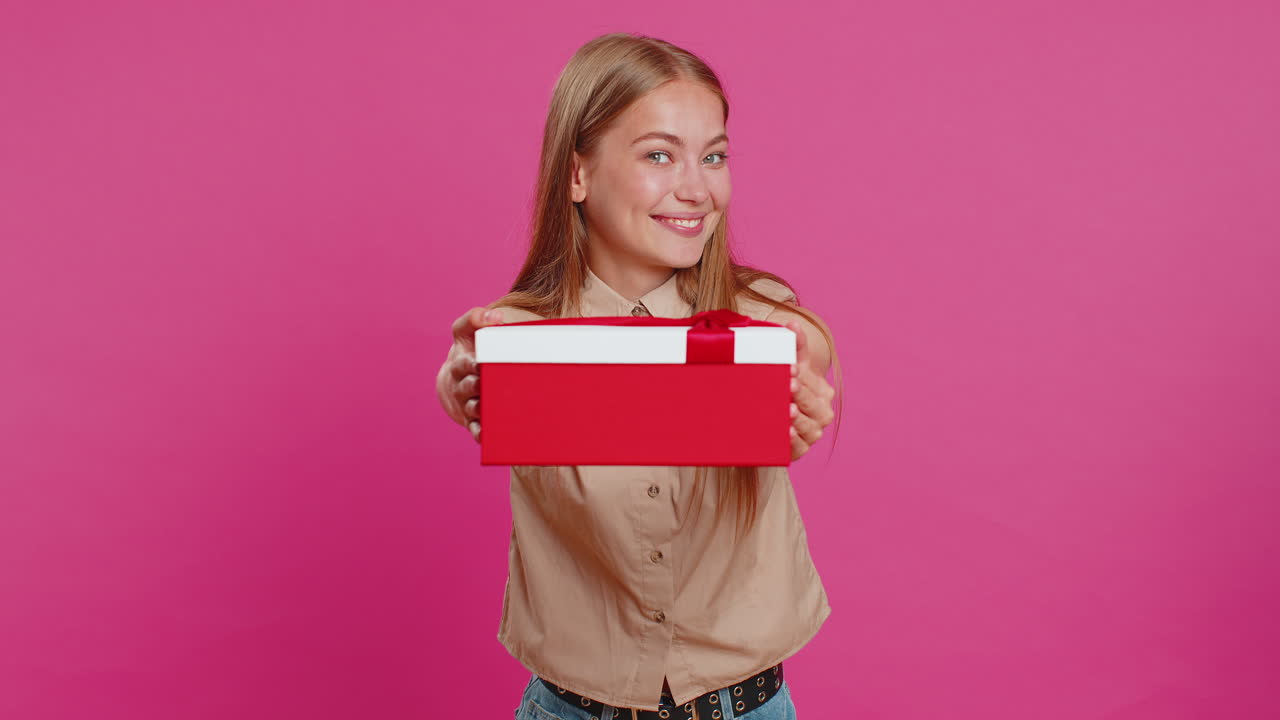 mujer presentando caja de regalos de cumpleaños, oferta envuelta regalo bonificación de carrera, fiesta de celebración, venta