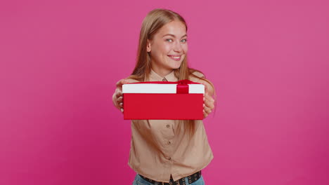 Mujer-Presentando-Caja-De-Regalo-De-Cumpleaños,-Oferta-De-Bono-De-Carrera-Presente-Envuelto,-Celebración-De-Fiesta,-Venta