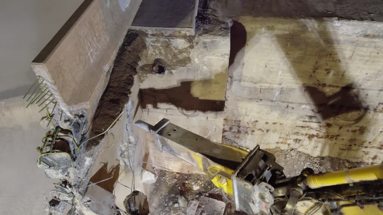 excavadoras aéreas con un martillo hidráulico rompiendo el hormigón del puente en el sitio de construcción del paso elevado de sunnidale