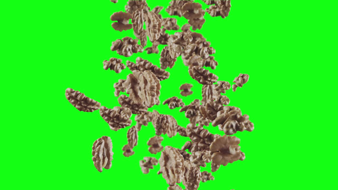 초록색 화면 배경에서 견과류가 떨어집니다.