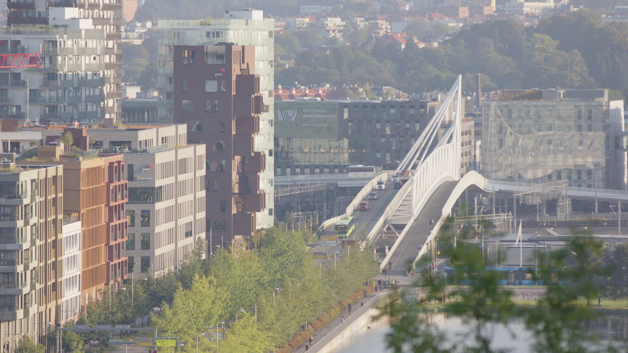 오슬로의 현대적인 디자인의 노르덴가 다리 위의 교통 흐름의 높은 각도 낮 시각
