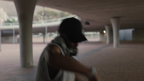 Hombre-Bailando-Joven-Bailarín-De-Breakdance-De-Raza-Mixta-Realizando-Movimientos-Modernos-De-Baile-Hip-Hop-Practicando-Coreografía-Urbana-De-Estilo-Libre-En-La-Ciudad-Al-Atardecer-De-Cerca