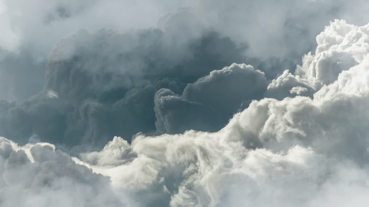 적운, 어두운 구름과 밝은 구름 사이의 뇌우