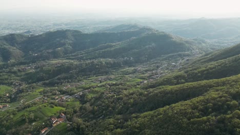 Montañas-Boscosas-En-Niebla-Cerca-De-Bassano-Del-Grappa-En-Véneto,-Italia