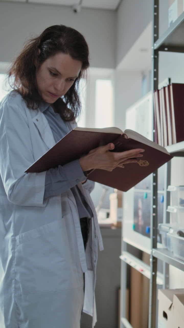 mujer médico leyendo en un laboratorio