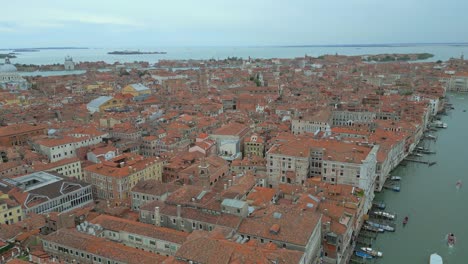 Antena-De-4k-De-San-Marco,-El-Puente-De-Rialto-Y-Los-Canales-En-Venecia,-Italia-En-Un-Día-Nublado-5