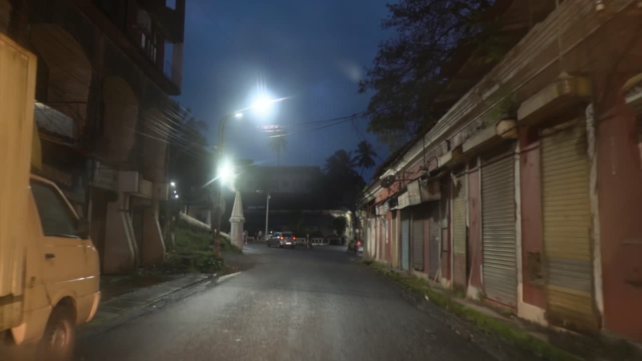 자동차의 앞 유리를 통해 도로의 관점 샷, 고아