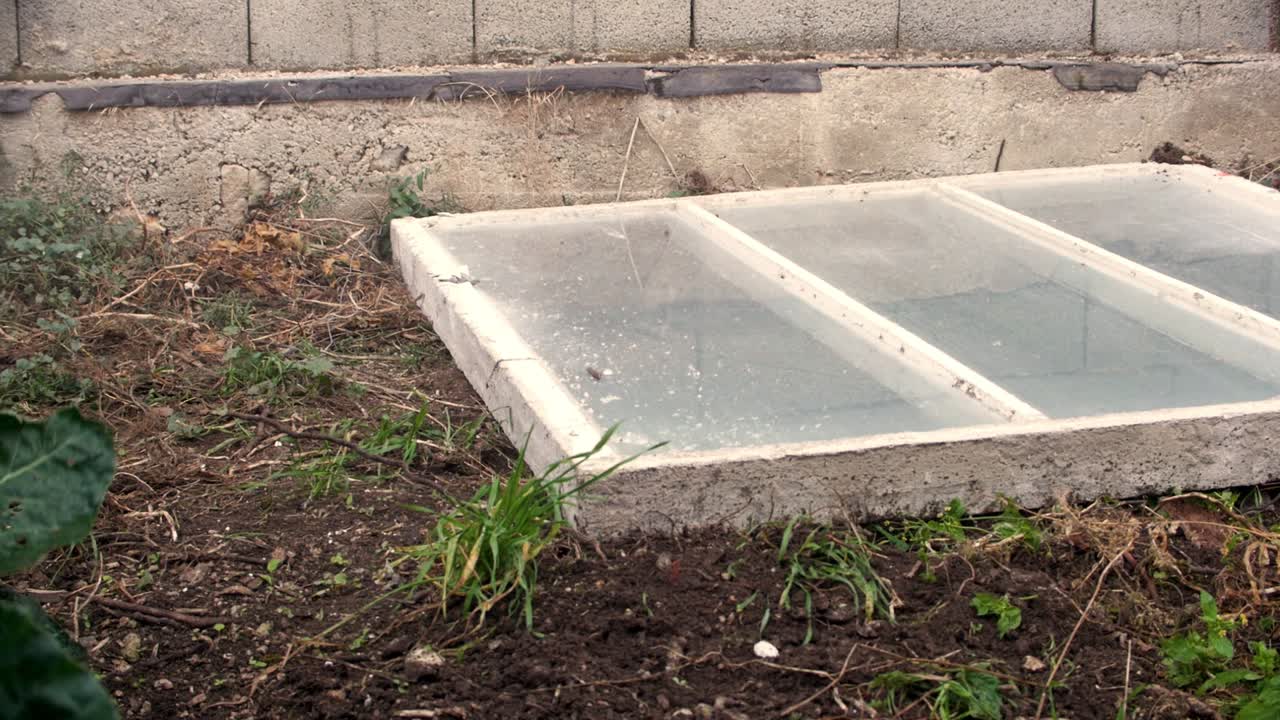 cierre de una ventana triple de hormigón que cae al suelo y no se rompe