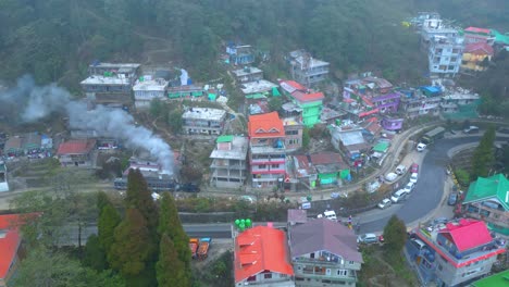 Paisaje-De-Darjeeling-Jardín-De-Té-Y-Bucle-Batasia-Vista-Aérea-De-Darjeeling-Y-Tren-De-Juguete-Darjeeling