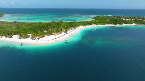 Embarcaciones-Recreativas-En-La-Paradisíaca-Playa-De-Cayo-Sombrero-En-El-Parque-Nacional-Morrocoy,-Venezuela