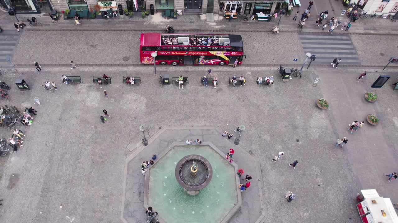 experimente la animada atmósfera de la plaza gammeltorv en copenhague durante la hora punta, con multitudes de personas en la calle peatonal