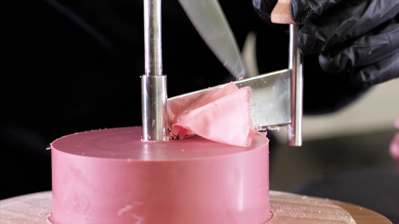 은 둥근 커터에 분홍색 초콜릿에서 잎자루를 만들고 있습니다