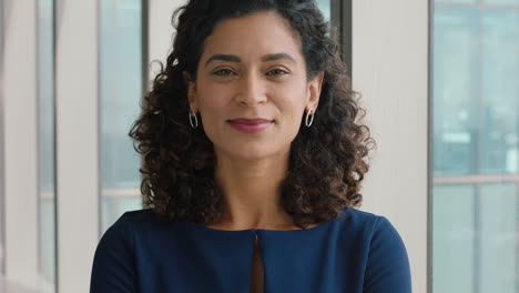 Retrato-De-Una-Mujer-De-Negocios-Segura-Sonriendo-Con-Los-Brazos-Cruzados-Exitosa-Ejecutiva-De-Oficina-Disfrutando-De-Una-Carrera-En-El-Liderazgo-Corporativo-Gerente-De-Una-Empresa-En-El-Trabajo