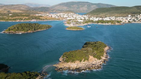 el viento sopla olas hacia la costa de la riviera albanesa en un día soleado