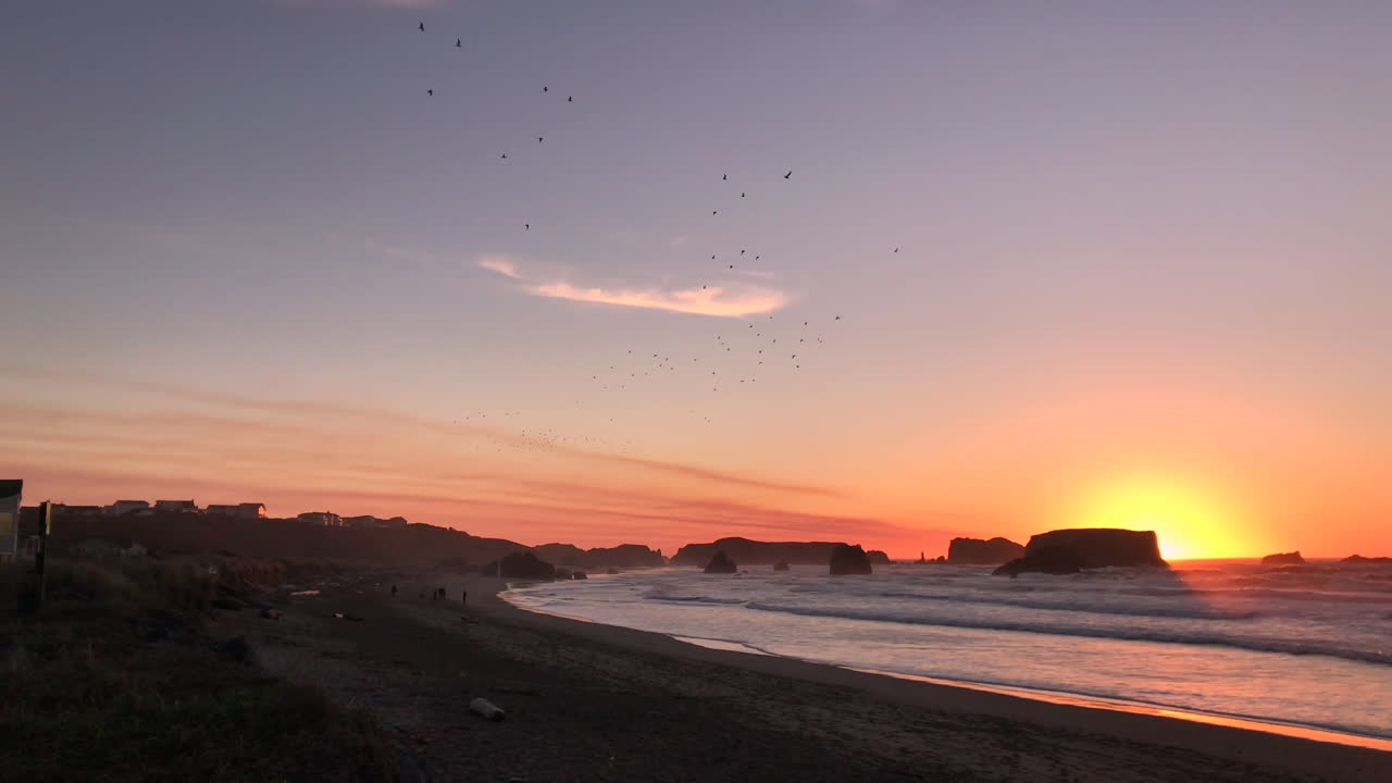 playa de bandon en oregon al atardecer