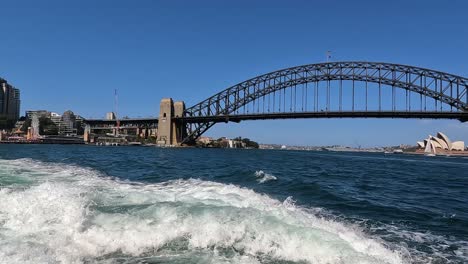establecer pan a través del puente del puerto de sydney y la casa de la ópera bajo el cielo azul