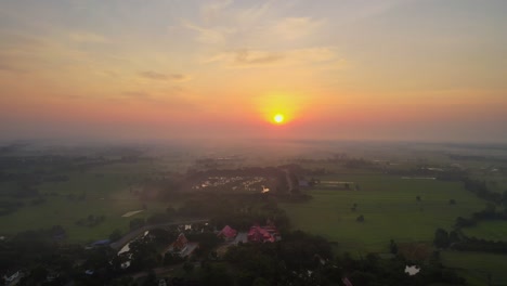 Antenne:-Drohnenaufnahmen-Des-Sonnenaufgangs-über-Einem-Sumpf-Und-Einem-Reisfeld