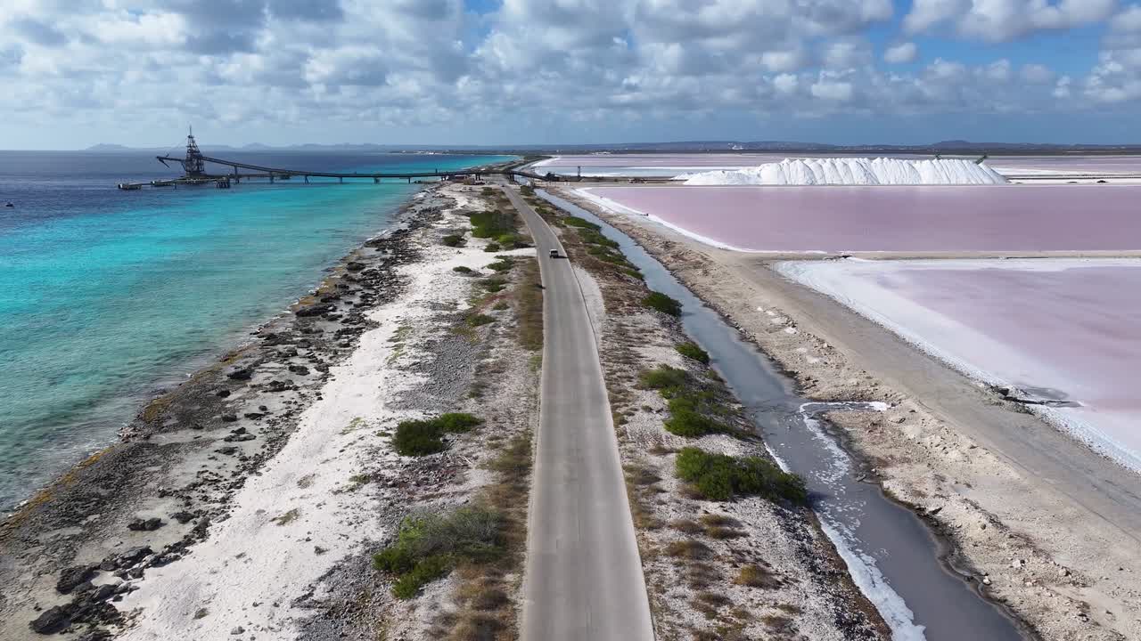 carretera frente a la playa en kralendijk en bonaire antillas neerlandesas